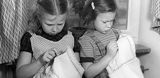 Och där sitter jag med ett broderi i lampans&nbsp;sken